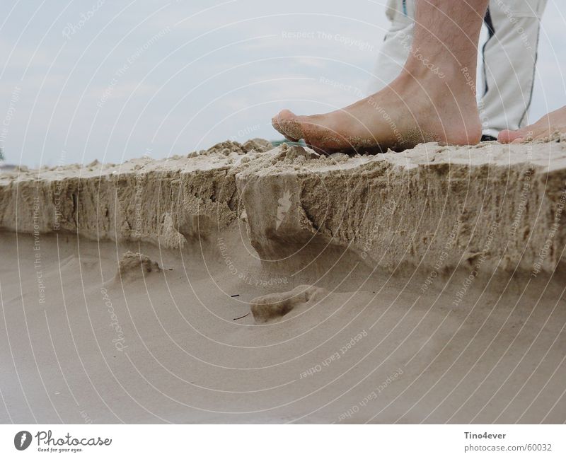 Fuß tritt auf kleine Sandklippe Strand Klippe Ostsee Ecke