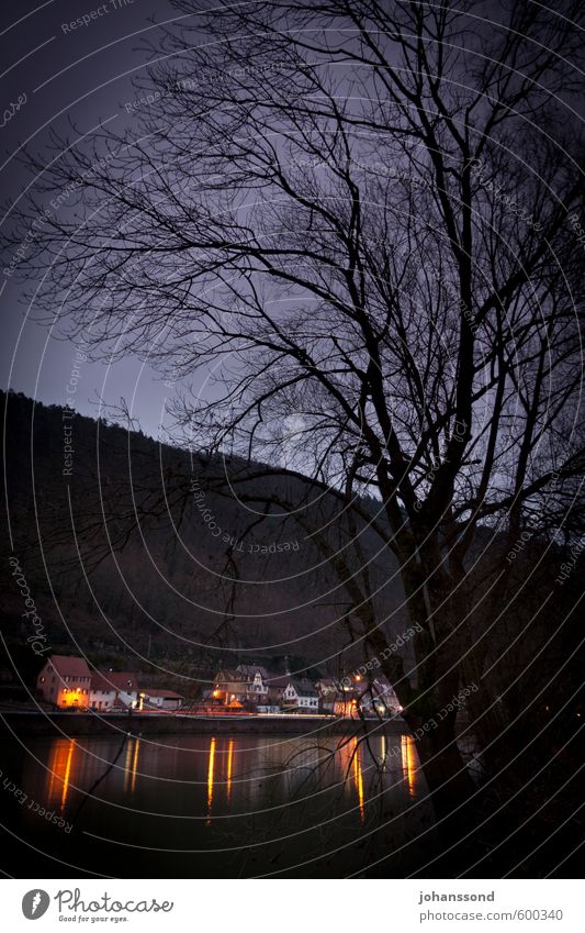 Dämmerung am Neckar Landschaft Winter Hügel Fluss Dorf bedrohlich dunkel violett schwarz Stimmung Traurigkeit Tod Einsamkeit Ende geheimnisvoll Trauer Trennung