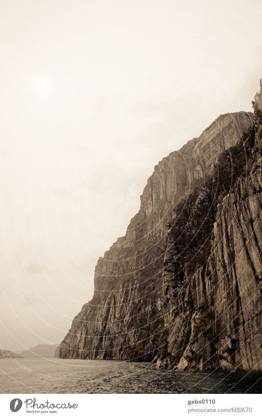 Fjord I Umwelt Natur Landschaft Wolken Herbst schlechtes Wetter Nebel Baum Felsen Wellen Küste Seeufer Bucht außergewöhnlich bedrohlich Ferne gigantisch nass