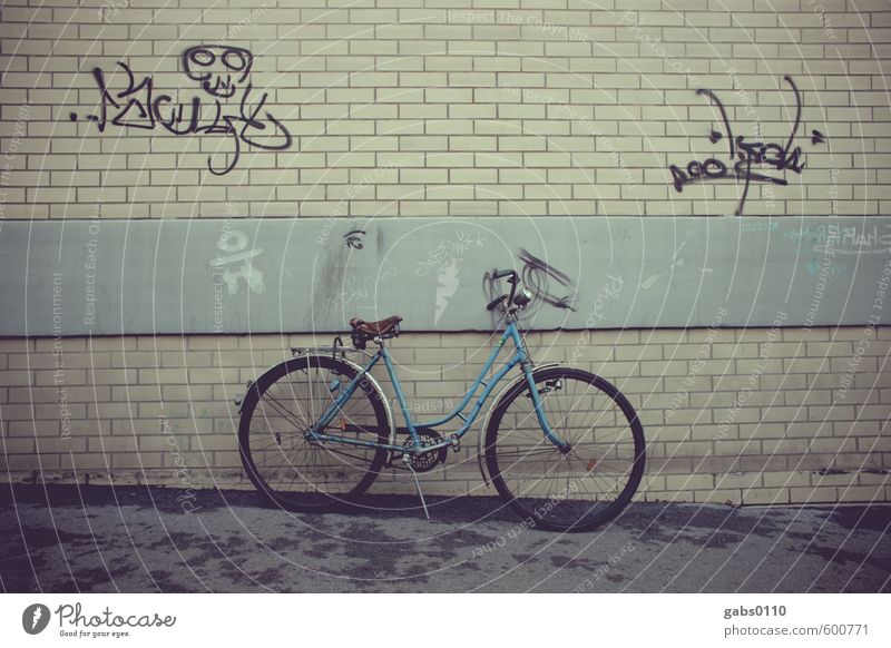 Auslaufmodell || alt, aber gut Verkehr Fahrradfahren Graffiti blau Backstein Backsteinwand Beton grau gelb Sattel Leder Puch abwärts Damenfahrrad retro Stadt