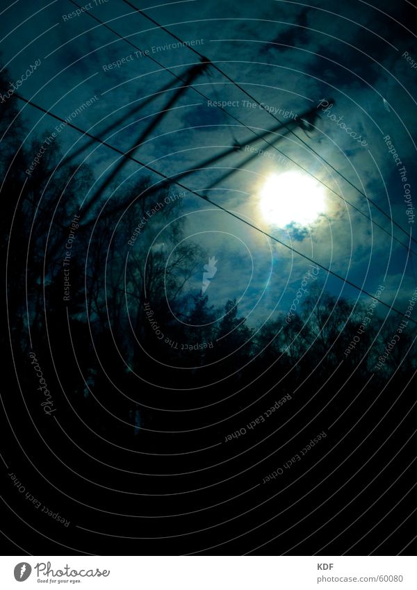 Erdfinsternis (2) Baum Nacht Hochspannungsleitung unheimlich Ungeheuer schön Sonne Graffiti Schatten Mond zugfahren kdf