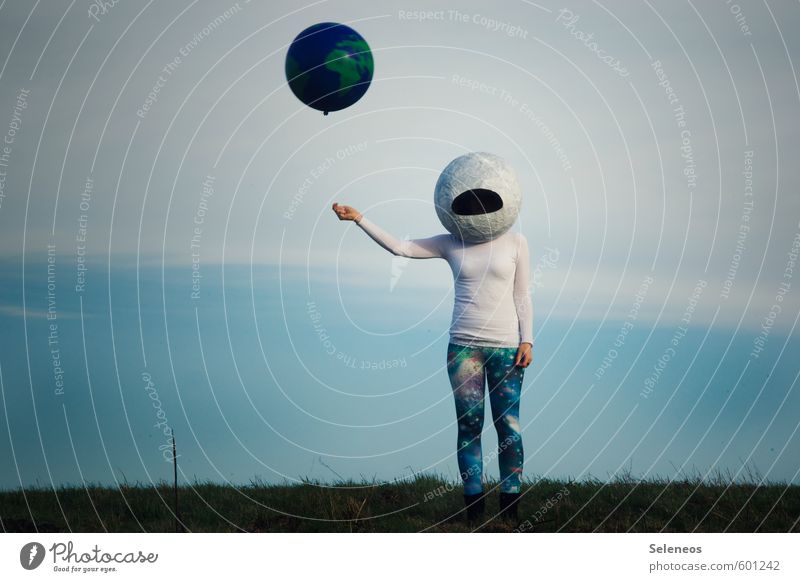 Fernweh. Ausflug Abenteuer Mensch 1 Umwelt Natur Himmel Wolken Gras Luftverkehr Weltall Erde Planet Astronaut Helm Pullover Leggings Luftballon Ferne Sehnsucht