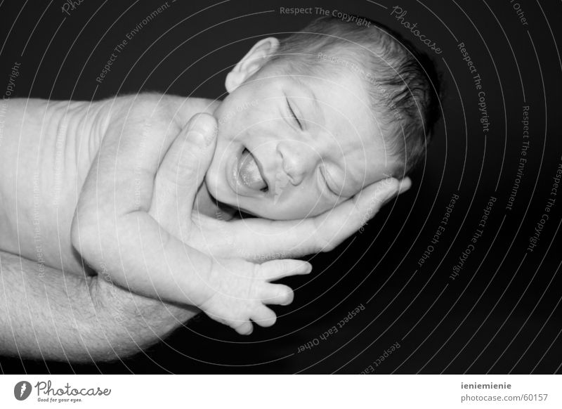 Auf Händen getragen Baby Hand neugeboren Geborgenheit Vater weinen Eltern Mann