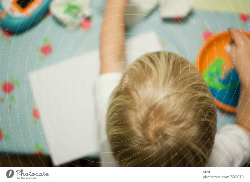 Kind malt mit Fingerfarben Freizeit & Hobby Spielen Basteln Handarbeit Kinderspiel Kleinkind Junge Familie & Verwandtschaft Kindheit Kopf Haare & Frisuren 1