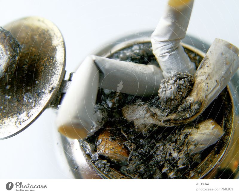 langeweile Aschenbecher Zigarette Rauch Metall genießen zig zag mentholfiler van nelle halbschwarz marie blättchen :) Zigarettenstummel