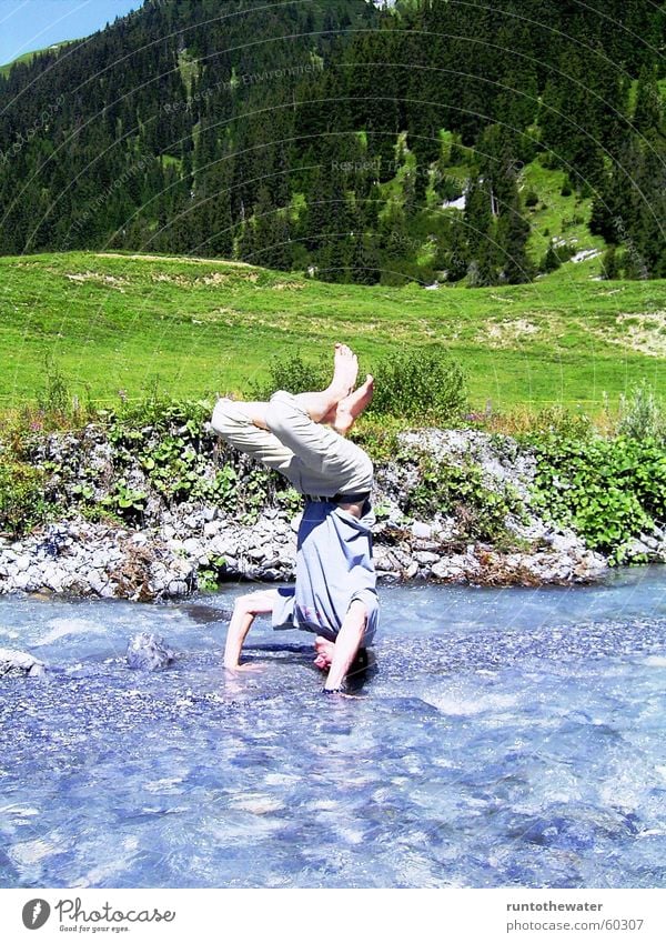 Die Lust am Leben Gewässer Schweiz Kopfstand Sommer taumeln spontan Dummkopf Mann Wasserkopf Lebensfreude Impuls Fluss Berge u. Gebirge Freude genießen Glück