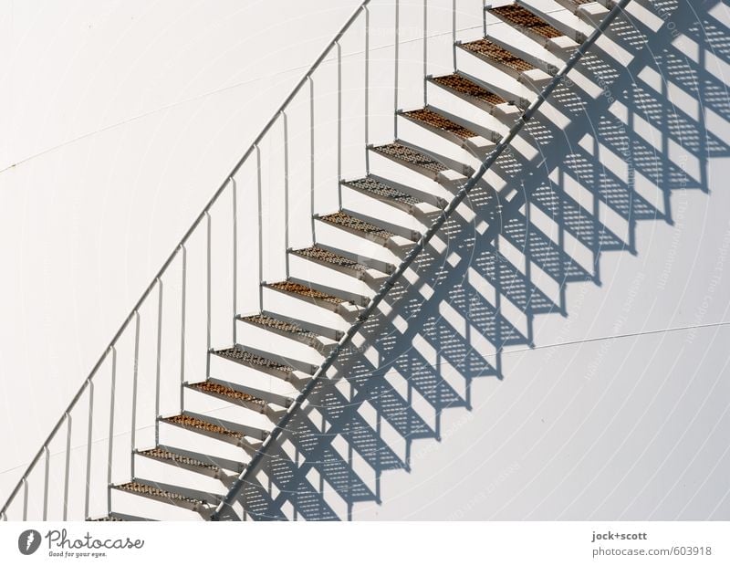 Treppe ab und zu Silo Metall modern weiß Qualität Symmetrie Irritation Geländer diagonal Illusion Sinnestäuschung Schattenspiel Detailaufnahme abstrakt