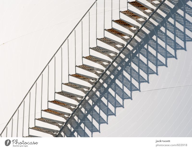 Treppe ab und zu Silo weiß Symmetrie Irritation Geländer diagonal Illusion Sinnestäuschung Schattenspiel Detailaufnahme abstrakt Strukturen & Formen