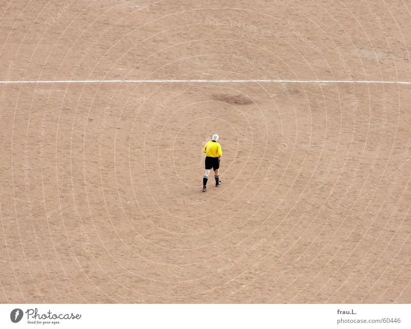 Schiedsrichter Mitte Spielen Fußballplatz Mann Senior gehen Trikot Freizeit & Hobby Sport weißes haar gelbes hemd schwarze hose Einsamkeit Linie Mittelpunkt