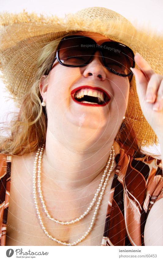 Summertime Sonnenbrille Frau Sommer Perlenkette Hut lachen Freude Zähne