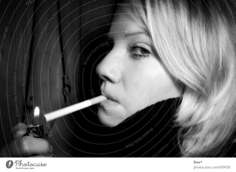 Beim Rauchen erwischt... Frau Zigarette blond Feuerzeug Hand Finger Licht Rauschmittel Tabak Gesicht Mensch Haare & Frisuren Brand Schwarzweißfoto Auge Mund