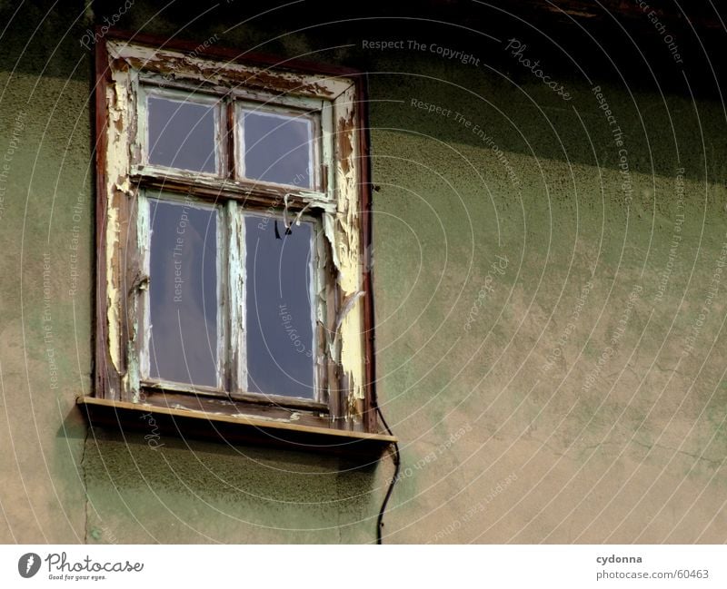 Niemand da? Haus Fassade Fenster Verfall Unbewohnt dunkel unheimlich abblättern ausgebleicht alt Einsamkeit Farbe Architektur