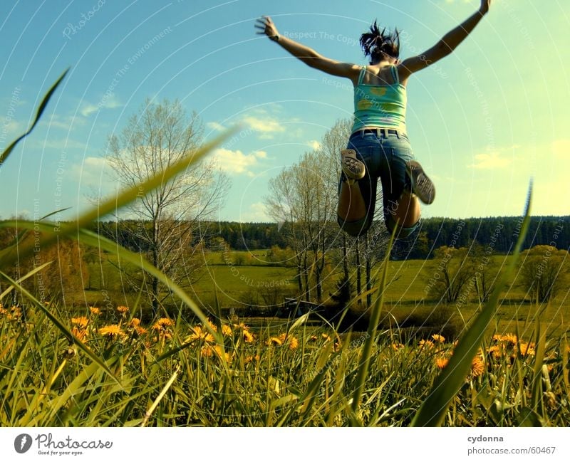 einmal abheben... springen hüpfen Frühling Wiese Löwenzahn Blüte Blume Gras Stil fliegen Freude Landschaft Mensch