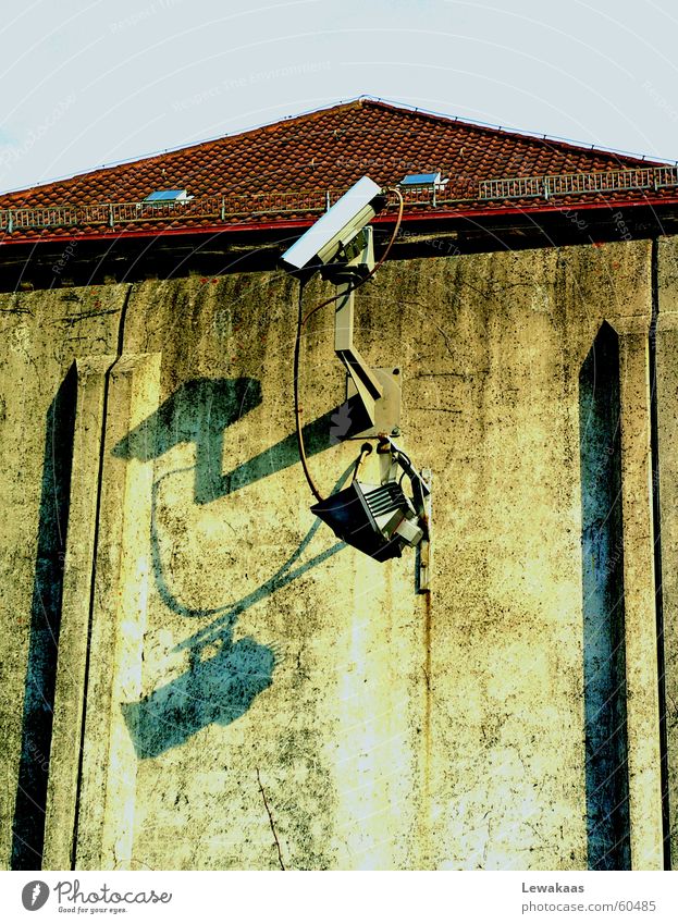 Überwachung überwachen Licht Mauer Beton Dach Nürnberg Justizvollzugsanstalt gefangen verhaftet Gitter Haftstrafe Straftat Kriminalität Krimineller Fotokamera
