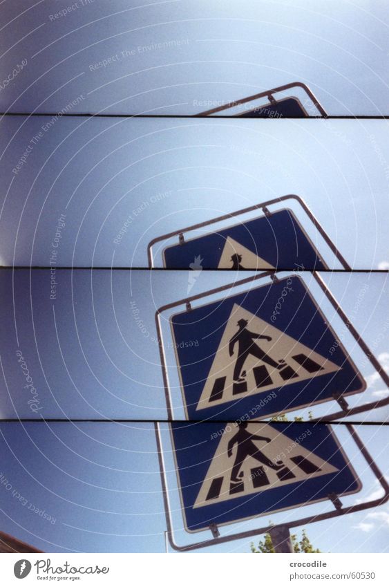 zebrastreifentreter gehen Zebrastreifen Straßenverkehr Sicherheit Lomografie blau Schilder & Markierungen