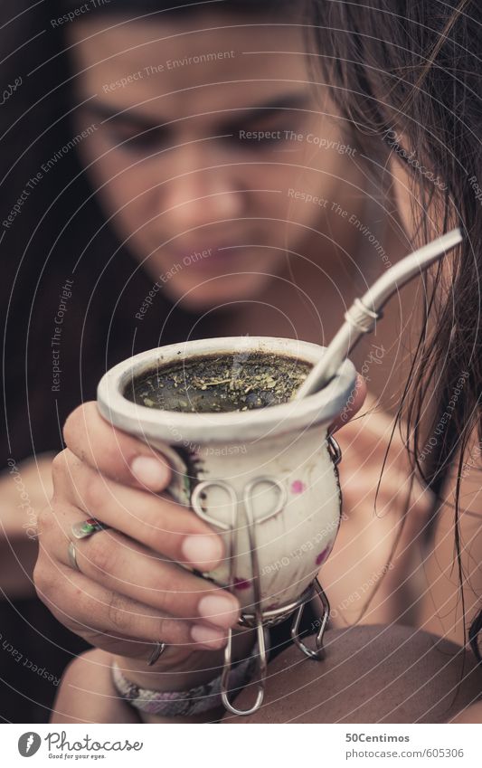 Mate - Argentinischer Tee Getränk trinken Mensch feminin Junge Frau Jugendliche Erwachsene Hand genießen Gesellschaft (Soziologie) Gesundheit Farbfoto