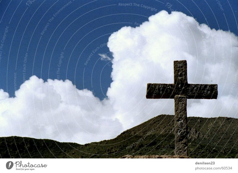 Blauer Himmel und das Kreuz Peru Wolken Religion & Glaube Rücken Anden