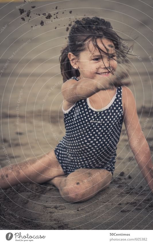 Kleines Mädchen beim Sandspielen am Strand Gesundheit Freizeit & Hobby Spielen Ferien & Urlaub & Reisen Tourismus Ausflug Ferne Sommer Sommerurlaub Sonne Meer