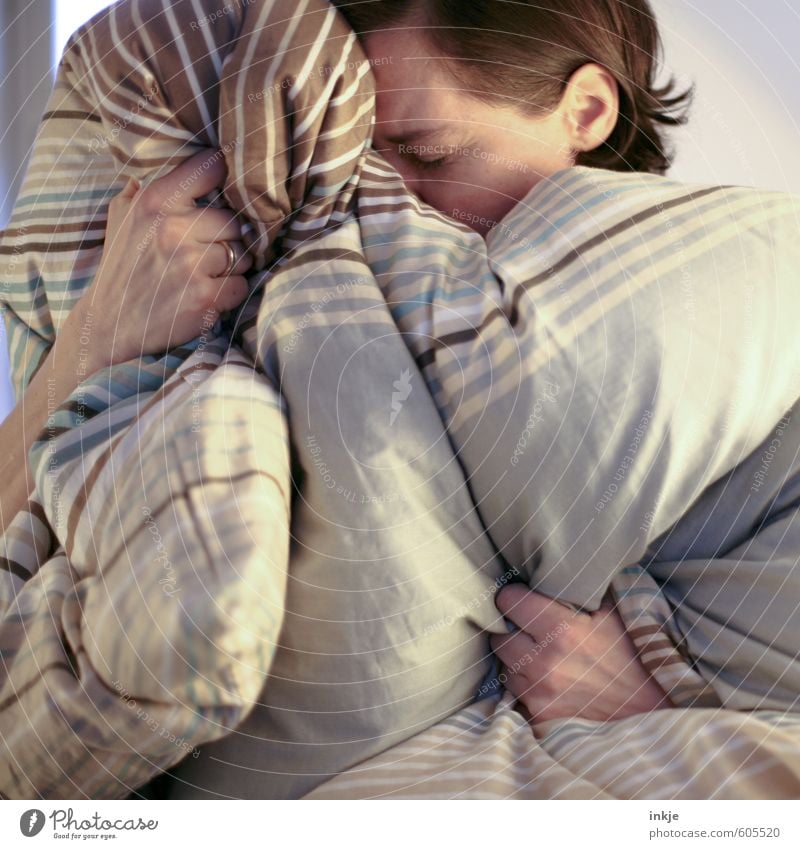 Frau verbirgt sich in Bettdecke Lifestyle Krankheit Erholung ruhig Häusliches Leben Schlafzimmer Erwachsene 1 Mensch 30-45 Jahre Bettwäsche festhalten kuschlig
