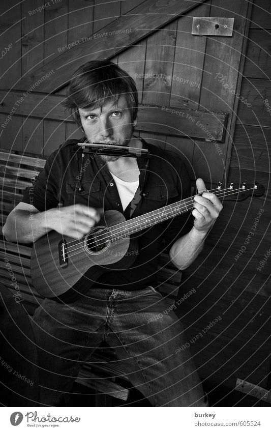 Folksong Junger Mann Jugendliche Erwachsene 1 Mensch 18-30 Jahre Jugendkultur Musik Musiker Gitarre Hütte T-Shirt Jeanshose Holz Erholung Feste & Feiern