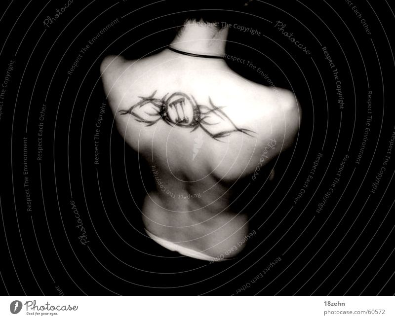 tattoo Schwarzweißfoto Innenaufnahme Experiment Licht Schatten Kontrast Silhouette Vogelperspektive Oberkörper Rückansicht Körper Mensch maskulin Mann
