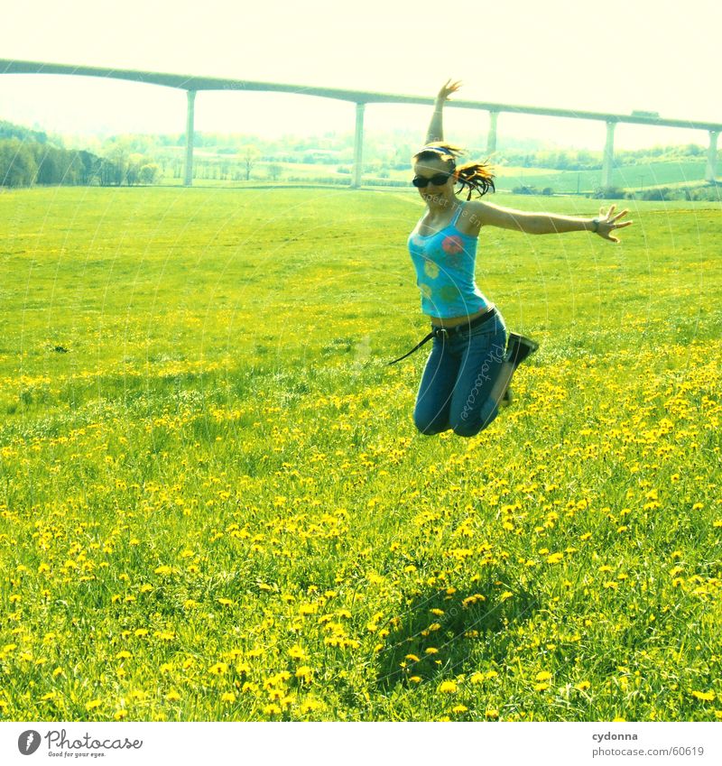 zweimal abheben... springen hüpfen Frühling Wiese Löwenzahn Blüte Blume Gras Stil Sonnenbrille fliegen Freude Landschaft Mensch Brücke