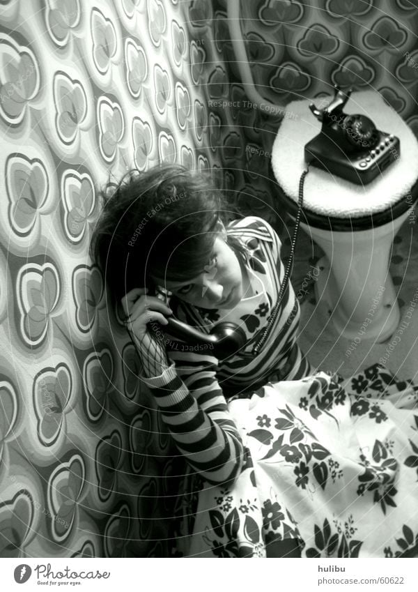 Sitzung Frau Telefon Tapete Siebziger Jahre Sechziger Jahre mehrfarbig Teppich Kleid gestreift Muster Toilette toilet Schwarzweißfoto Bodenbelag