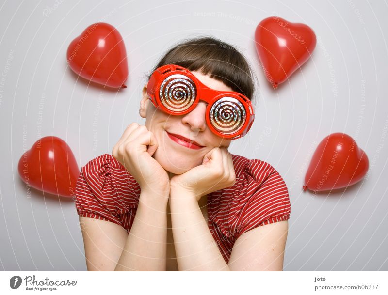 rosarote Brille II Flirten Valentinstag Karneval feminin Junge Frau Jugendliche Erwachsene Luftballon Herz genießen Lächeln Liebe träumen Fröhlichkeit Glück