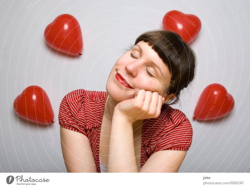 die gedanken sind frei Valentinstag feminin Junge Frau Jugendliche Erwachsene Luftballon Herz Lächeln Liebe träumen Fröhlichkeit Glück rot Zufriedenheit