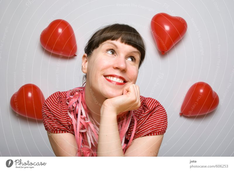 schmachten Wohlgefühl Zufriedenheit Valentinstag Geburtstag Junge Frau Jugendliche Luftballon Herz Liebe Fröhlichkeit Glück niedlich rot Gefühle Lebensfreude