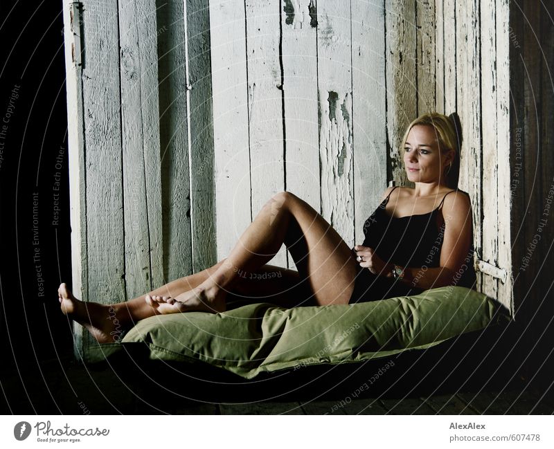 Zwischenetappe Junge Frau Jugendliche Beine Fuß 18-30 Jahre Erwachsene Kleid Barfuß blond Grübchen Sitzsack Dachboden Holz Erholung Lächeln Liebe sitzen