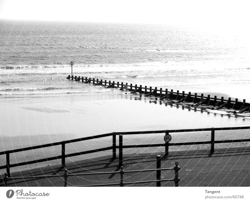 Chillout Moods Strand Meer See Schottland Aberdeen Wellen schwarz weiß Nordsee Schwarzweißfoto Textfreiraum oben Buhne Geländer Menschenleer Küste Wellengang
