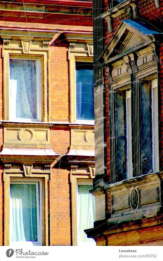 Blick um die Ecke Fenster Haus Gebäude eng vertikal Mauer Vorhang Stuck Licht Jugendstil antik schön Wohnung Nürnberg Glas Stein niesche Schatten gründerzeit