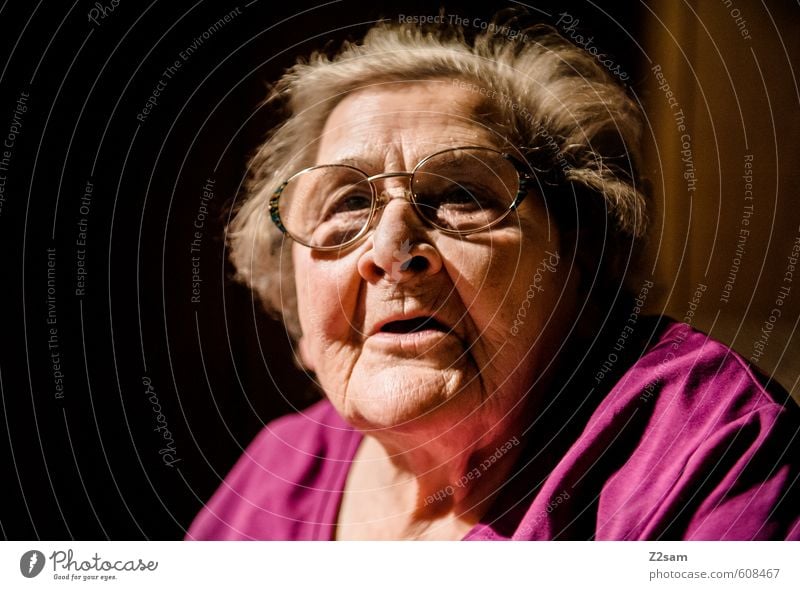 OMA Gesundheit Gesundheitswesen Seniorenpflege Weiblicher Senior Frau Großmutter 1 Mensch 60 und älter alt Denken Blick träumen dunkel natürlich Vorsicht ruhig