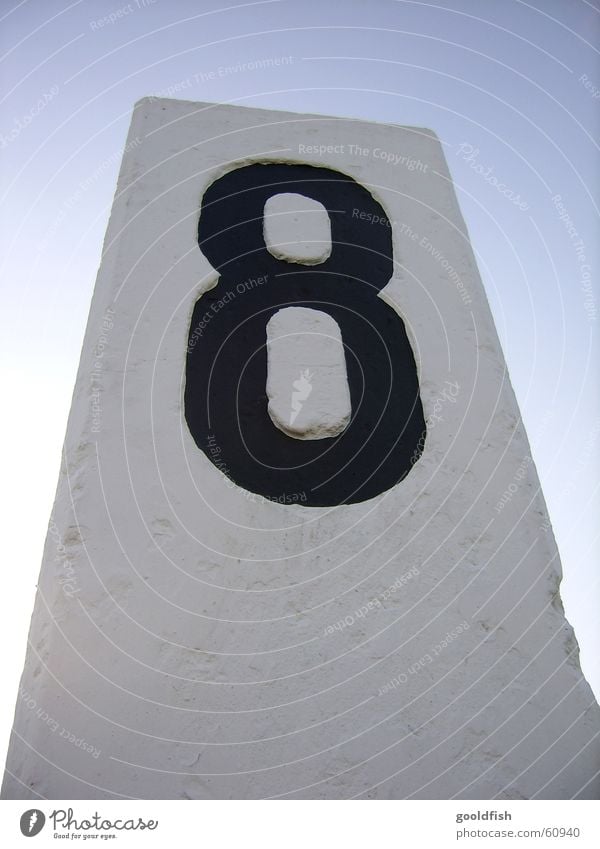 meilenstein 8 Ziffern & Zahlen Kilometerstein einfach schwarz weiß groß Schilder & Markierungen Rhein Stein Himmel blau