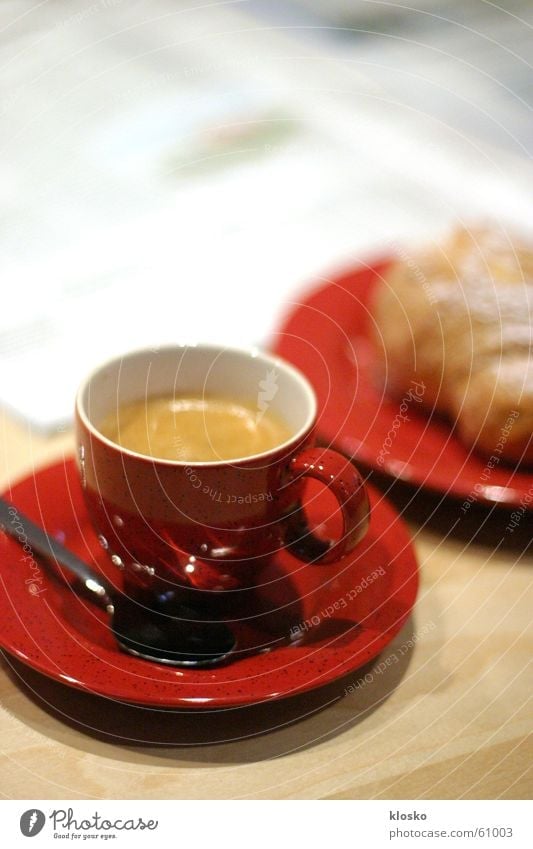 Business-Frühstück Tasse Teller Croissant Pause heiß Löffel rot Espresso Zeitung lesen Zucker süß Tisch Besteck Backwaren Kaffee unterteller frühstücken