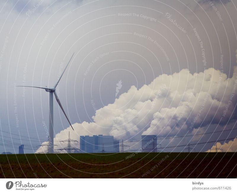 Energiekonzepte, Windrad und Braunkohlenkraftwerk  mit dampfenden Kühltürmen in NRW Klimawandel Erneuerbare Energie Windkraftanlage Kohlekraftwerk Niederaußem