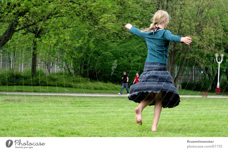 Pure Lebensfreude Mädchen grün Drehung Fröhlichkeit Park Wiese Sommer Bewegung frei Glück gruga