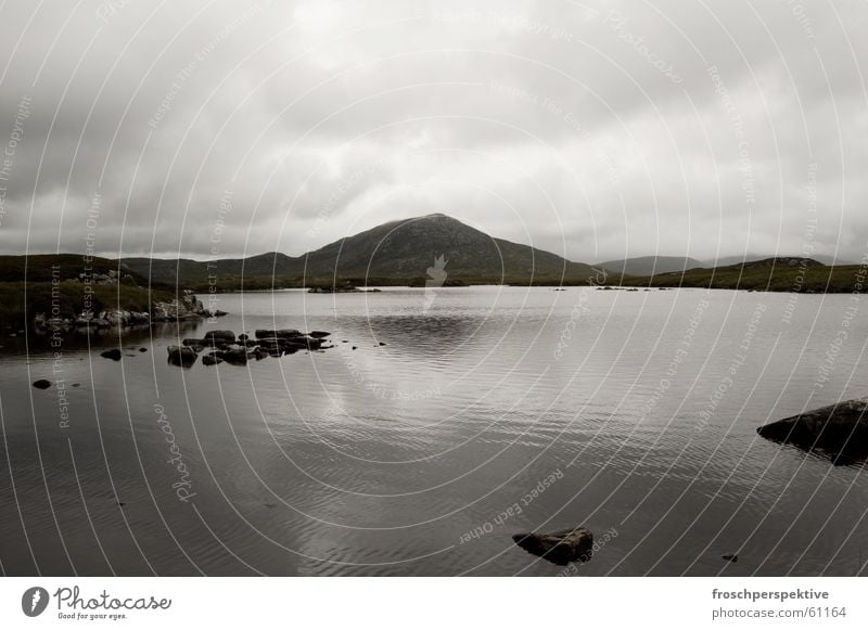 loch nan eilean Schottland wandern See Teich Hügel Wolken Wellen grau trist dunkel trüb Einsamkeit Nebel Hebriden Landschaft Wasser Berge u. Gebirge regenerisch