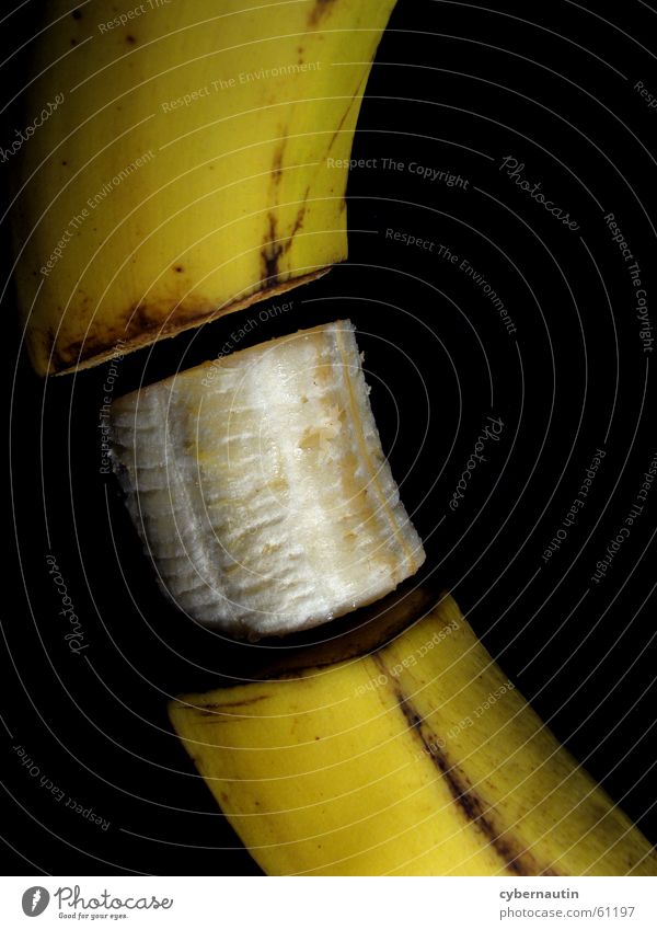gammelig und bauchfrei Banane verdorben braun gelb Frucht Bildausschnitt Bananenschale geschnitten geteilt Teilung Teile u. Stücke Detailaufnahme Farbfoto