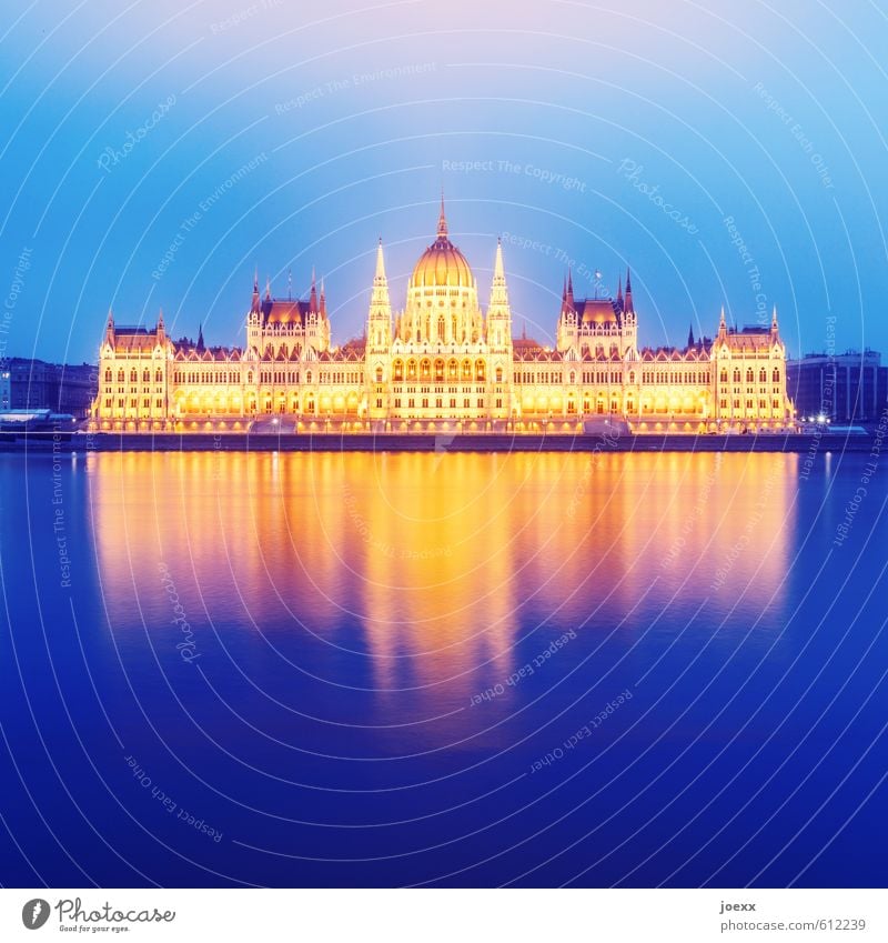Gold Wasser Himmel Nebel Flussufer Budapest Ungarn Hauptstadt Bauwerk Architektur Sehenswürdigkeit Parlament elegant gigantisch groß hell historisch kalt schön