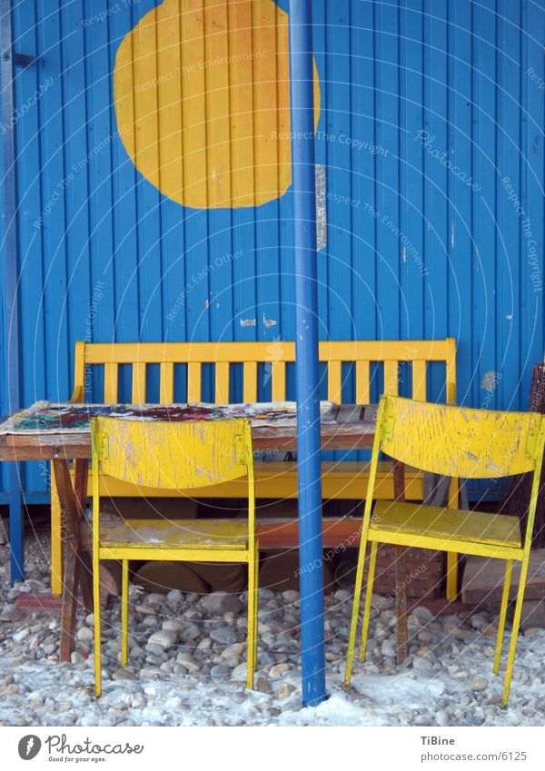 Stilleben in blau und gelb Tisch Stuhl Bauwagen Stillleben Häusliches Leben Bank Außenaufnahme