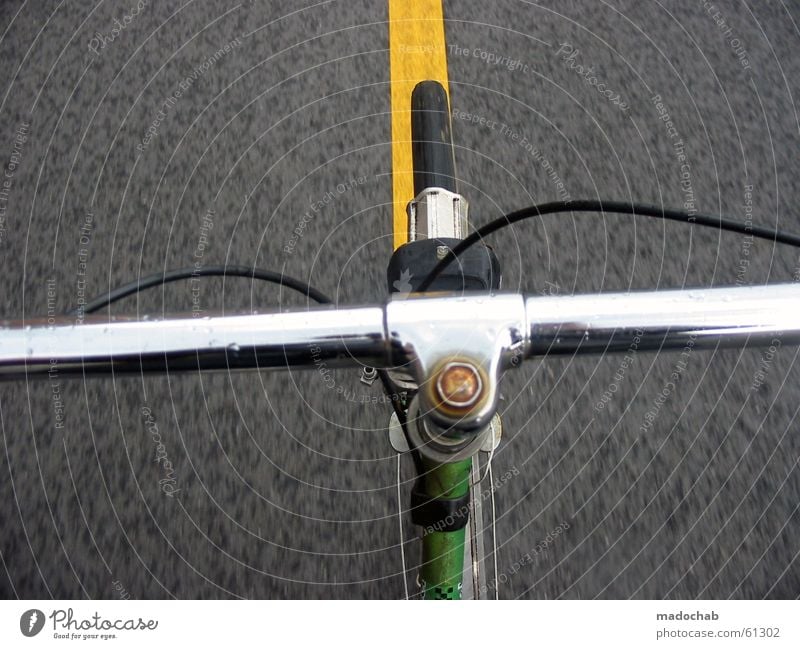 GERADEAUS - Fahrrad Lenker Fahrradlenker fahren POV Freude Sommer Fahrradfahren Wind Verkehr Verkehrswege Straße Bewegung frei Geschwindigkeit gelb grau grün