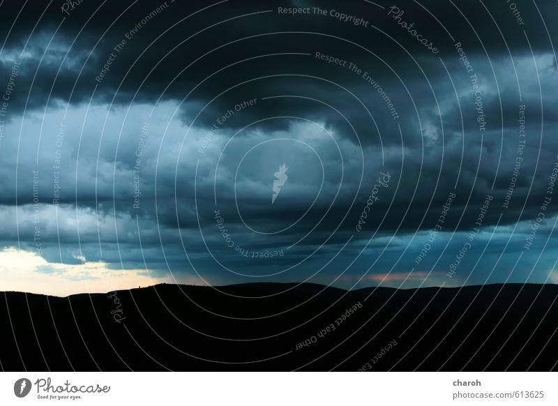 Unwetter Umwelt Natur Landschaft Urelemente Luft Himmel Wolken Gewitterwolken Herbst Klima Klimawandel Wind Sturm Regen Berge u. Gebirge Mittelgebirge blau grau