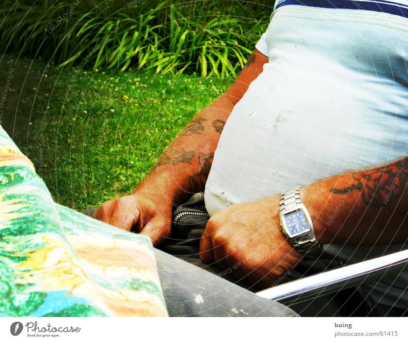 Seebär auf Landgang Tattoo Bodybuilder Armbanduhr T-Shirt sitzen Mann nicht aufgemalt saftige wiese
