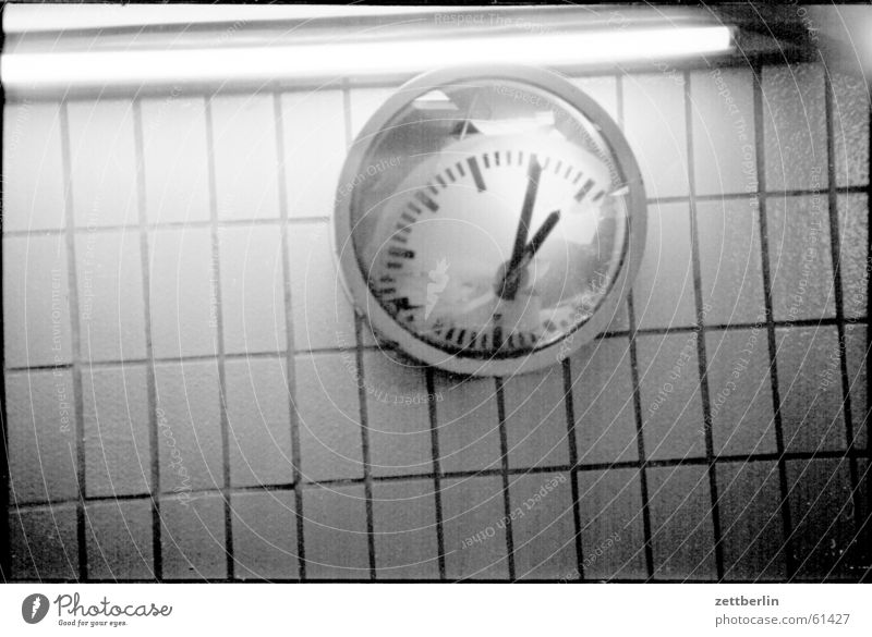 Uhrenvergleich Zeit Alexanderplatz Reflexion & Spiegelung Neonlicht Untergrund kariert kalt leer Geschwindigkeit ruhig vergangen Pendler Licht Verkehr