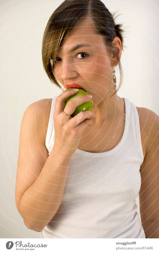 Apfel mit Biss saftig süß knackig Lippen rot grün Porträt beißen Ernährung Blick Frucht Aufgabe verführerisch Vor hellem Hintergrund