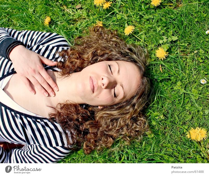 Wach auf Schneewittchen Frau Porträt schlafen liegen träumen Wiese Gras Blume Feld Löwenzahn Streifen Alm Hand T-Shirt Sommer Frühling grün gelb weiß schwarz