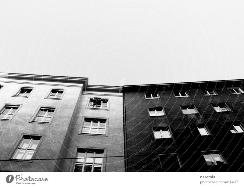 white&black Haus Fenster schwarz weiß grau Altbau Wien Österreich Himmel grayscale