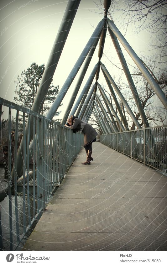 ... aber wo sind die Entchen? Freude Freizeit & Hobby Winter wandern feminin Frau Erwachsene 1 Mensch 30-45 Jahre Natur Landschaft Wasser Eis Frost Park Brücke